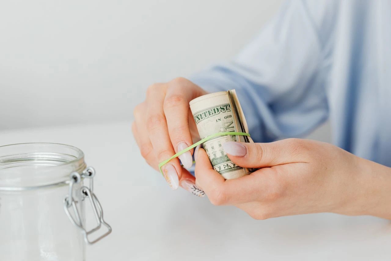 دليل شامل: كيف يمكن أن تدفع لك شركات الطاقة مقابل توفير الكهرباء؟