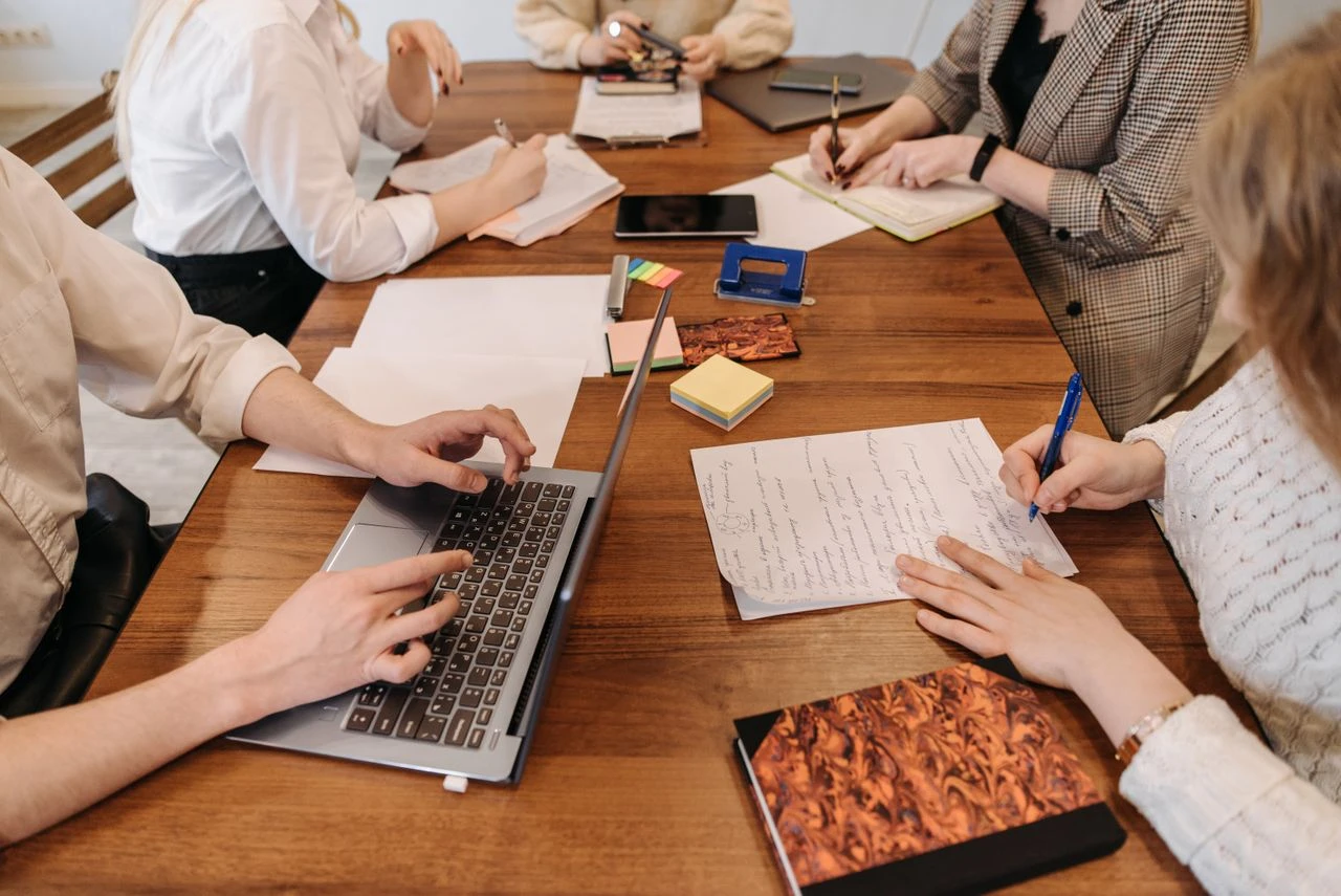 Why modern leadership theories warn against the obsession with control in teams
