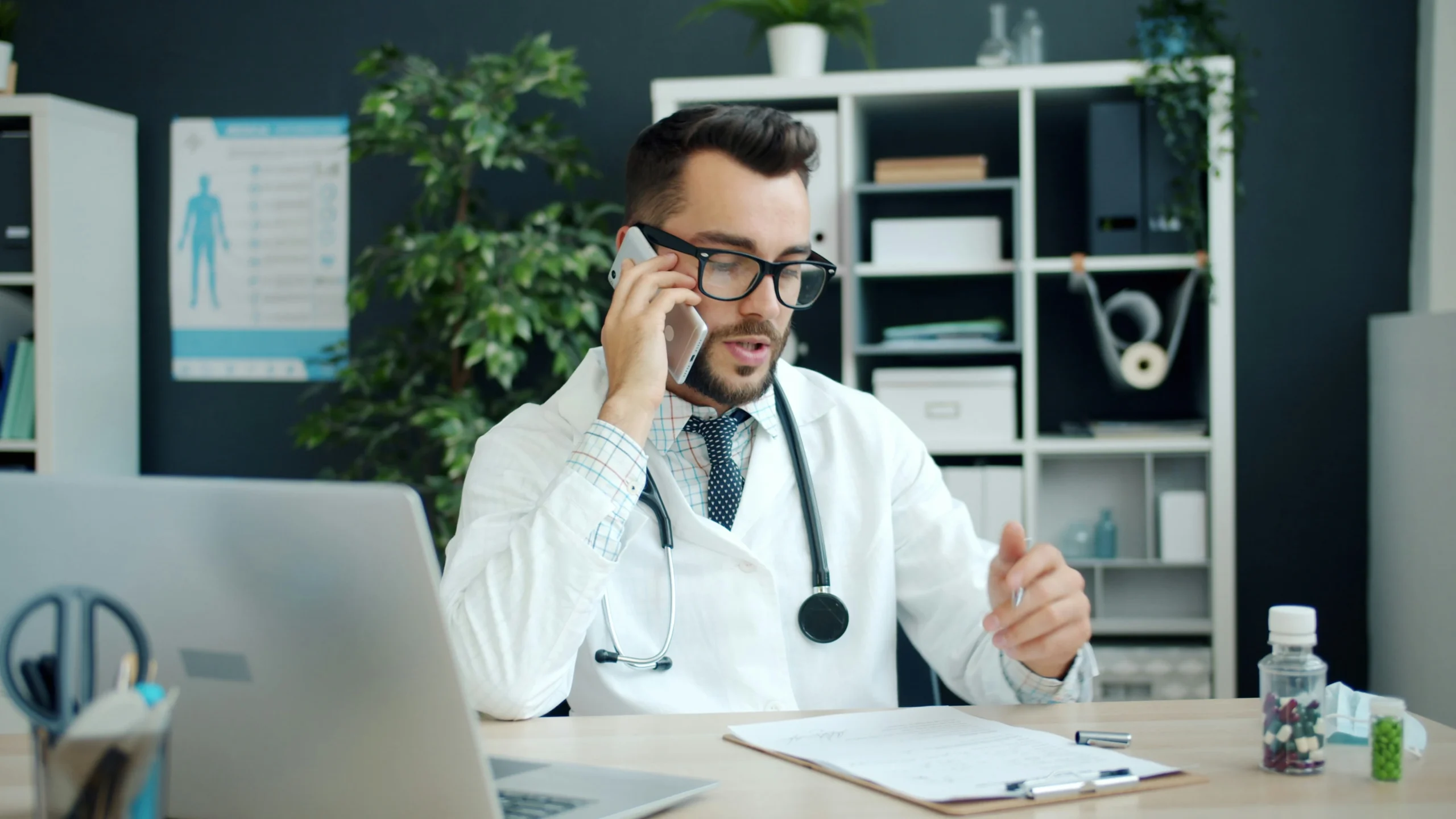 دليلك الشامل لخدمات الطوارئ في بريطانيا: متى تتصل بـ 999 أو 111؟