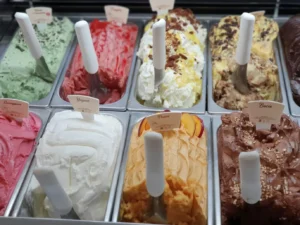 العطلة الصيفية في بريطانيا أصبحت أغلى.. والآيس كريم يكلف الأسر نحو 50 باوندًا لكل طف
