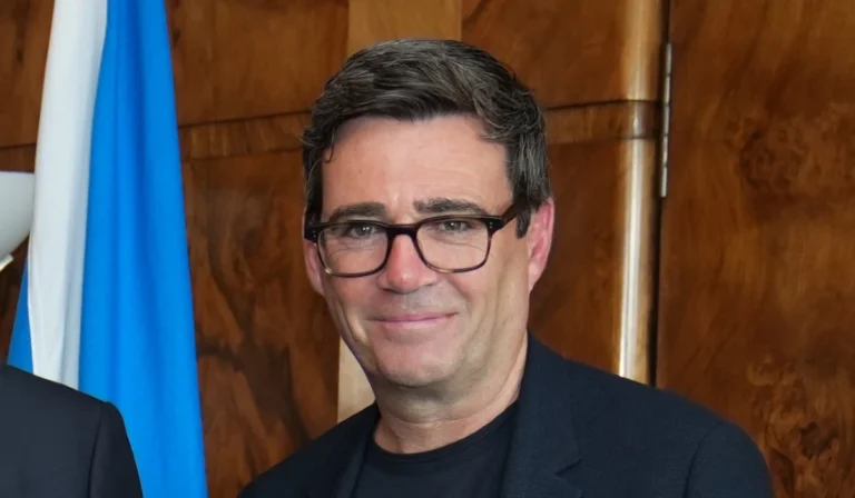 في أول زيارة خارجية.. بيرنهام يدعم تصنيع صواريخ بعيدة المدى داخل أوكرانيا Andy Burnham. Photo: Scottish Government / CC BY 2.0
