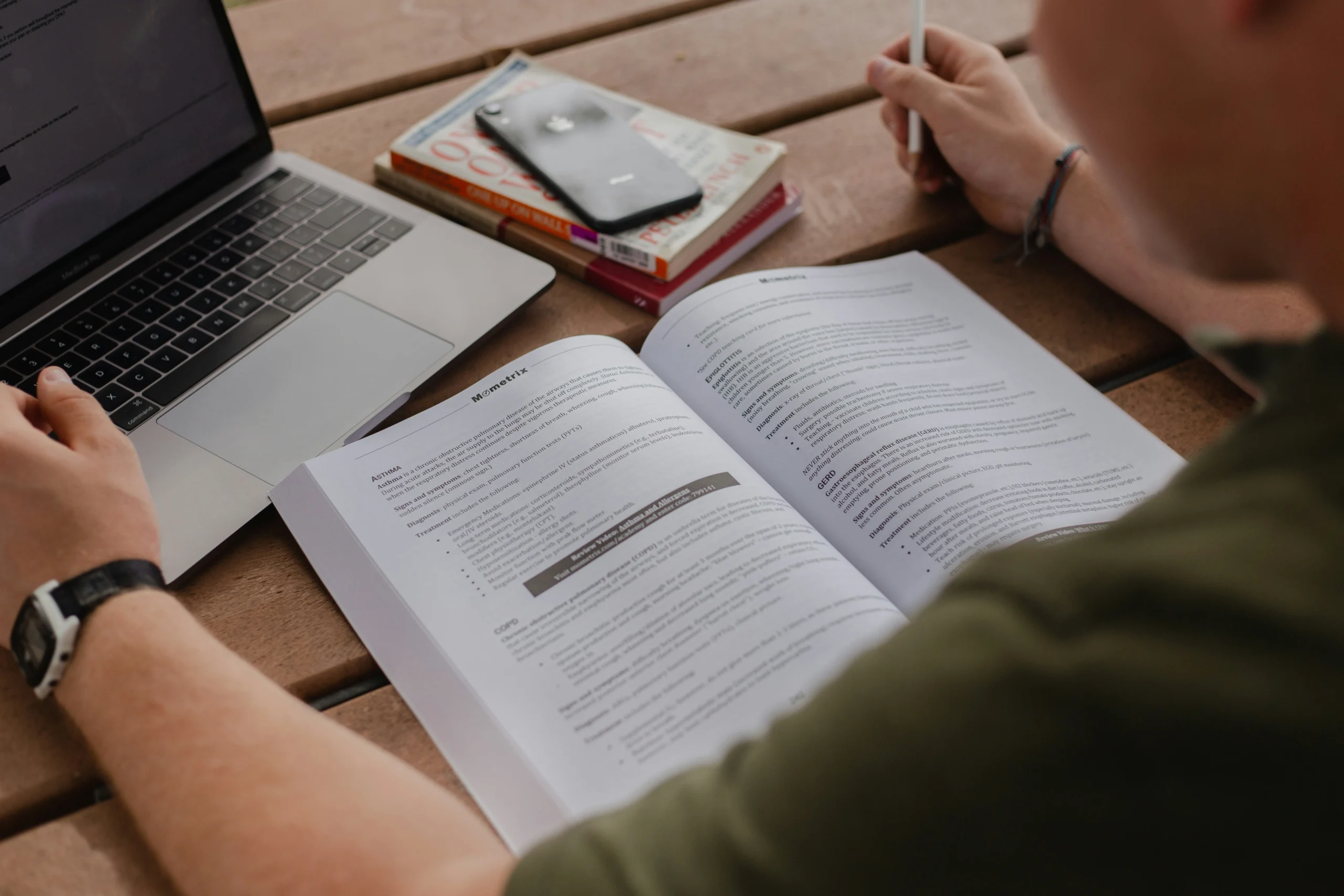درجات GCSE في إنجلترا 2026: كيف تُحتسب، ماذا تعني، ومن هو المتفوق؟