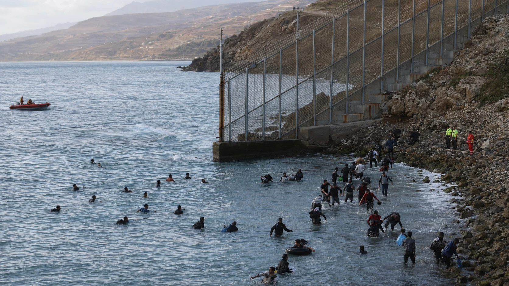 تحليل: ما يحدث في سبتة لا يبقى في سبتة.. لماذا تحوّلت أزمة حدودية شمال المغرب إلى مخاوف بريطانية؟