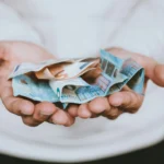 اعتبارًا من أكتوبر.. الحكومة تبدأ سحب ديون الإعانات مباشرة من الحسابات المصرفية