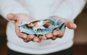 اعتبارًا من أكتوبر.. الحكومة تبدأ سحب ديون الإعانات مباشرة من الحسابات المصرفية
