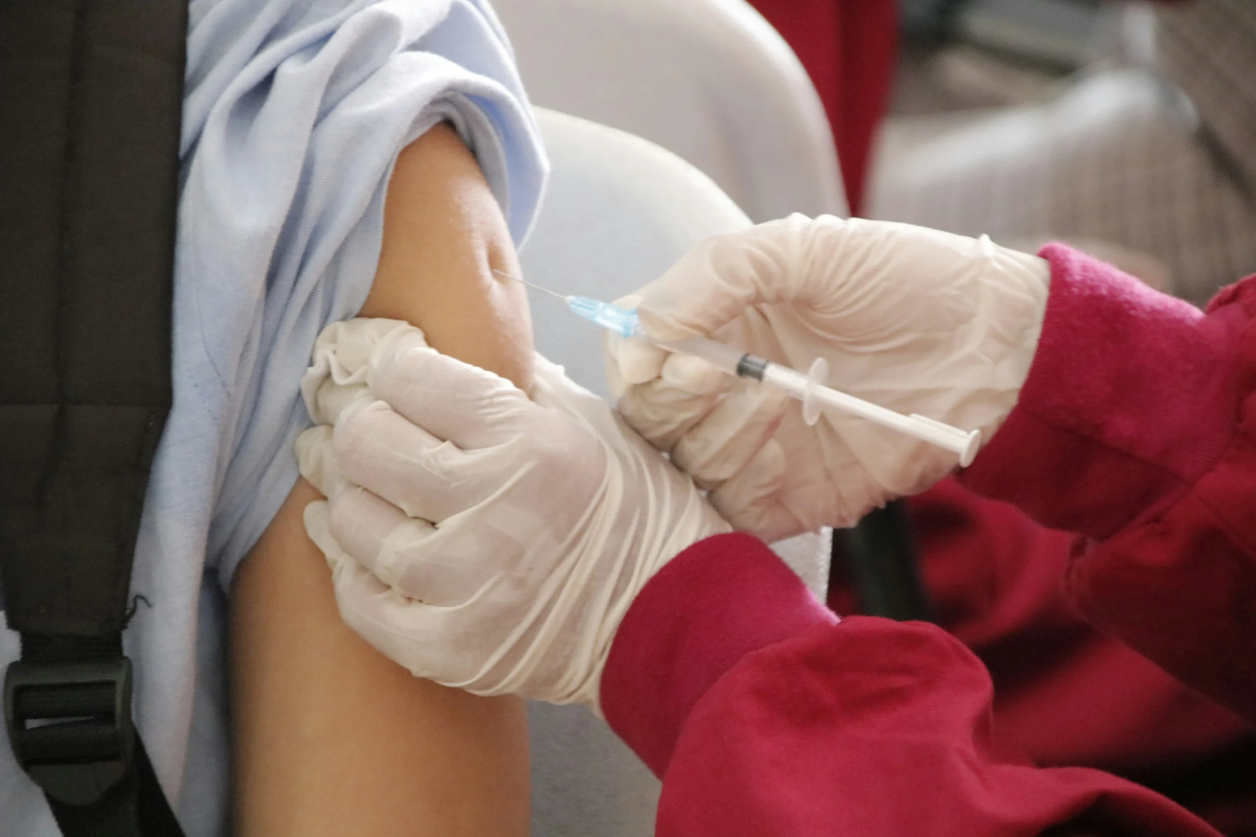 هيئة الخدمات الصحية الوطنية NHS تدعو من تجاوزوا 65 عامًا لتلقي هذا اللقاح
