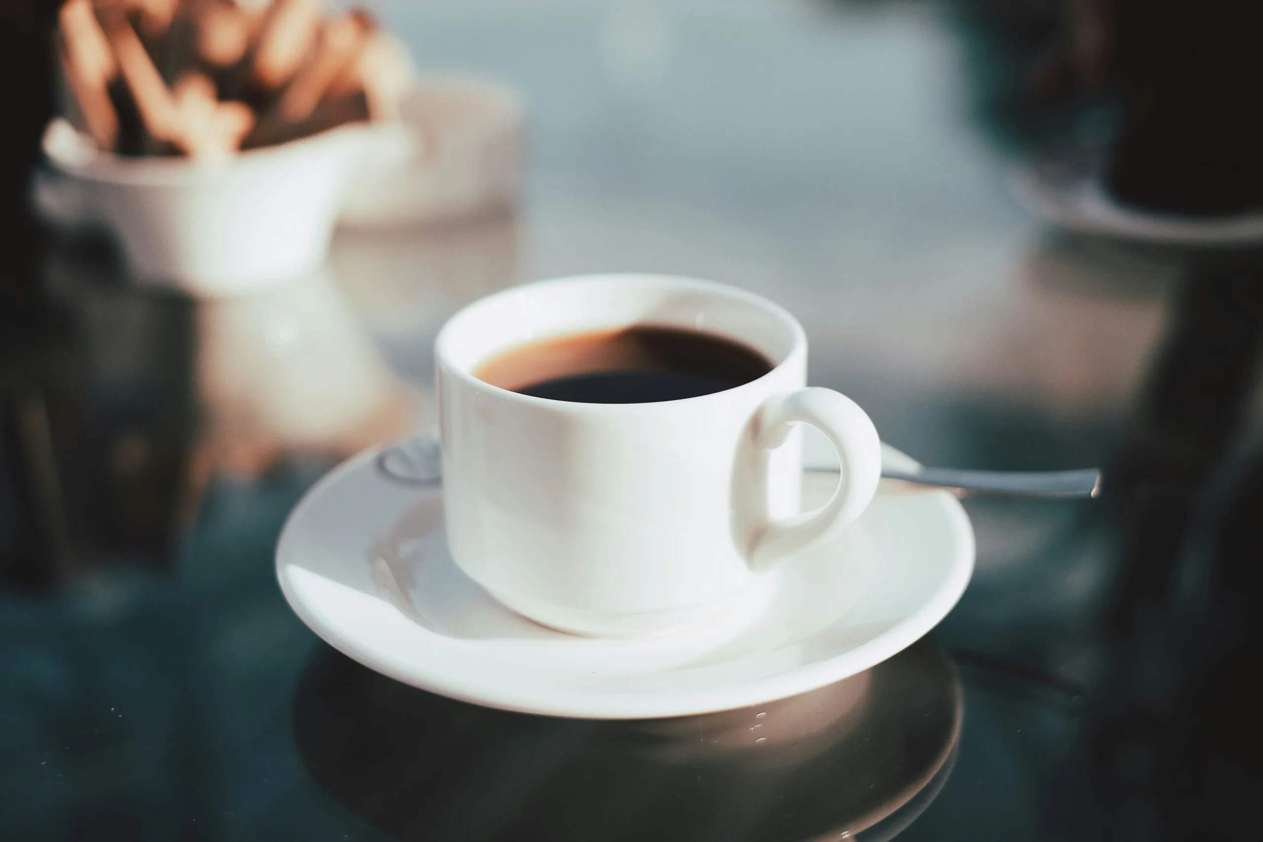 شرب القهوة صباحًا: لماذا يُنصح بالانتظار 60 إلى 90 دقيقة؟