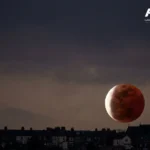راقبوا السماء فجرًا.. القمر يختفي جزئيًا في ظاهرة نادرة