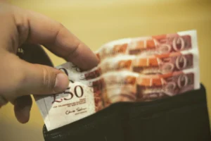 العطلة الصيفية في بريطانيا أصبحت أغلى.. والآيس كريم يكلف الأسر نحو 50 باوندًا لكل طفل