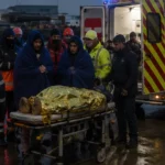 وفاة مهاجر وإنقاذ 72 آخرين من قارب صغير كان متجهًا إلى بريطانيا صورة توضيحية (AI)