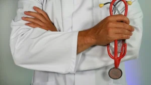 في إنجاز غير مسبوق.. أول طبيب من جامعة حماة السورية ينال عضوية الكلية الملكية للجراحين ببريطانيا