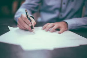 وظائف في بريطانيا برواتب تصل إلى 65 ألف باوند دون شهادة جامعية.. مهن تتيح الابتعاد عن الإدارة
