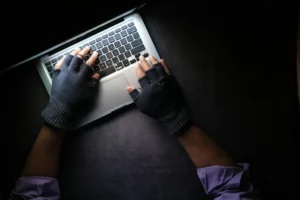 مجموعة قرصنة يقودها مراهقون تخترق بيانات حكومية بريطانية وتقول: نفعلها «للمتعة»