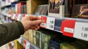 الحكومة البريطانية تعلن حظر الخصومات الوهمية وتُشدد قواعد الاشتراكات المدفوعة