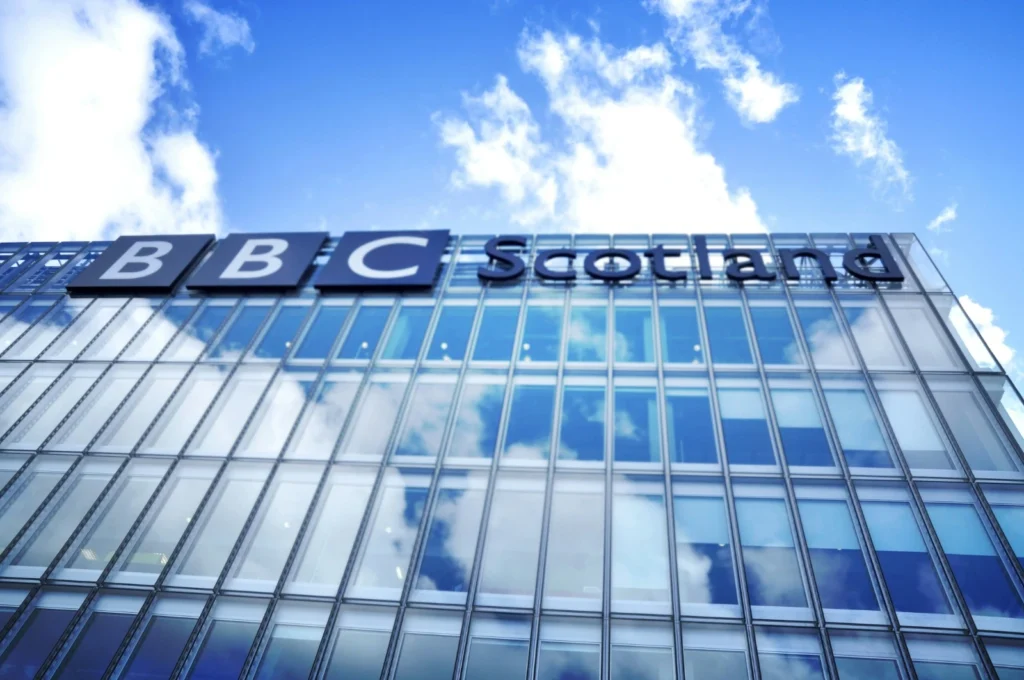 ما الذي نعرفه عن بي بي سي (BBC)؟ الكواليس الخفية لأقدم مؤسسة بث إعلامي في العالم