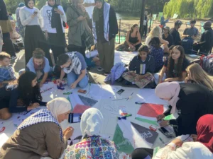 من ريجنت بارك إلى غزة.. طائرات ورقية فلسطينية تحمل رسائل التضامن في سماء لندن