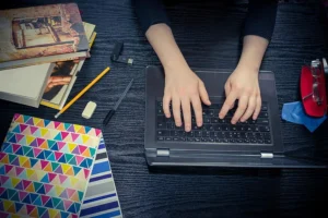 مواصفات لابتوب الجامعة: الدليل الشامل لاختيار الجهاز الأنسب لتخصصك الدراسي