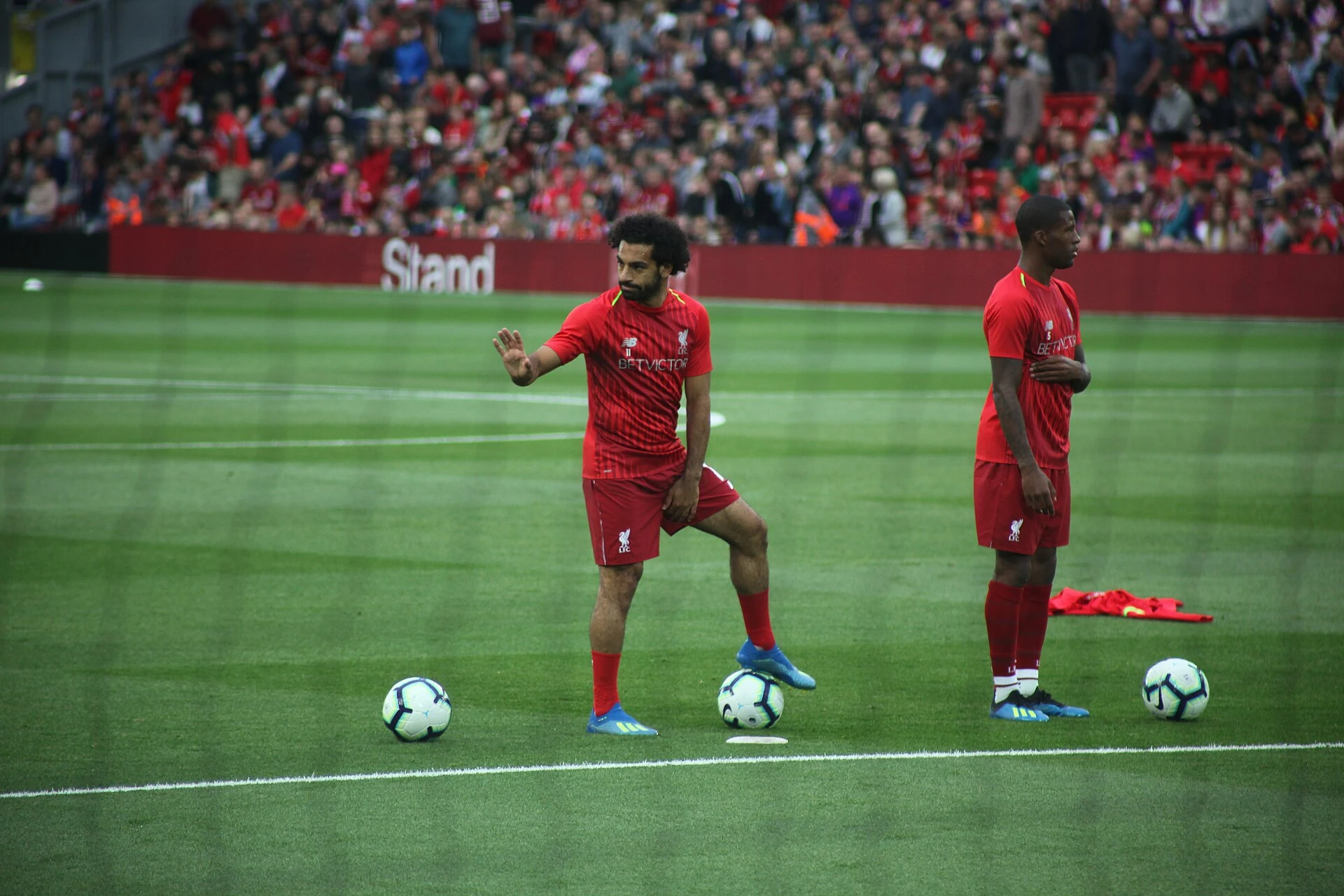 محمد صلاح.. من قرية مصرية صغيرة إلى أحد أبرز نجوم الكرة في بريطانيا وأوروبا