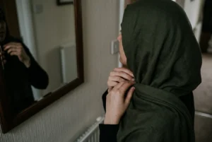 ما هي الإسلاموفوبيا (Islamophobia)؟ جذور الظاهرة وأبعادها المعاصرة