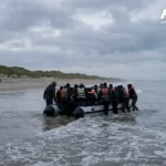 قوارب المهاجرين تشعل خلافًا بين فرنسا وبريطانيا