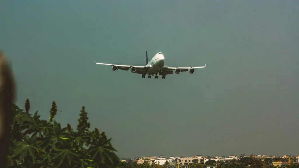 وزارة الخارجية البريطانية (FCDO) تحث على تجنب جميع الرحلات غير الضرورية إلى المناطق الجنوبية في السعودية ويمتد التحذير ليشمل مدن أبها وخميس مشيط في منطقة عسير.