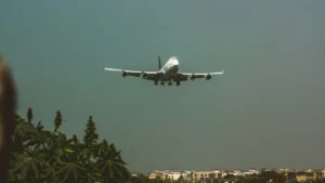 وزارة الخارجية البريطانية (FCDO) تحث على تجنب جميع الرحلات غير الضرورية إلى المناطق الجنوبية في السعودية ويمتد التحذير ليشمل مدن أبها وخميس مشيط في منطقة عسير.