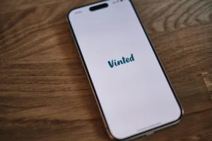 تطبيق Vinted في بريطانيا: كيف تبيع وتشتري بذكاء؟ وما الفرق بينه وبين eBay وأمازون؟