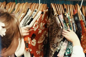 تطبيق Vinted في بريطانيا: كيف تبيع وتشتري بذكاء؟ وما الفرق بينه وبين eBay وأمازون؟
