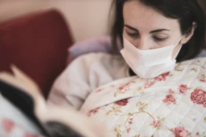 أعراض الإنفلونزا 2026: متى تجب استشارة الطبيب أو الاتصال بالرعاية الصحية؟