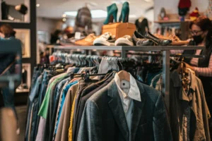 تطبيق Vinted في بريطانيا: كيف تبيع وتشتري بذكاء؟ وما الفرق بينه وبين eBay وأمازون؟